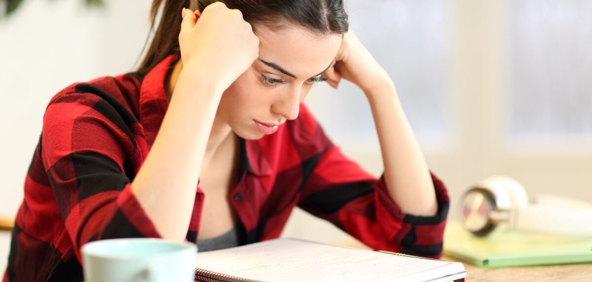 Girl memorizing with flashcards